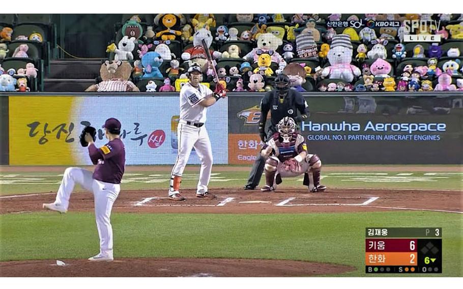 Cute dolls sent by Hanwha Eagles fans filled the stands of the Hanwha Life Insurance Eagles Park in a game. (Photo courtesy of SPOTV)