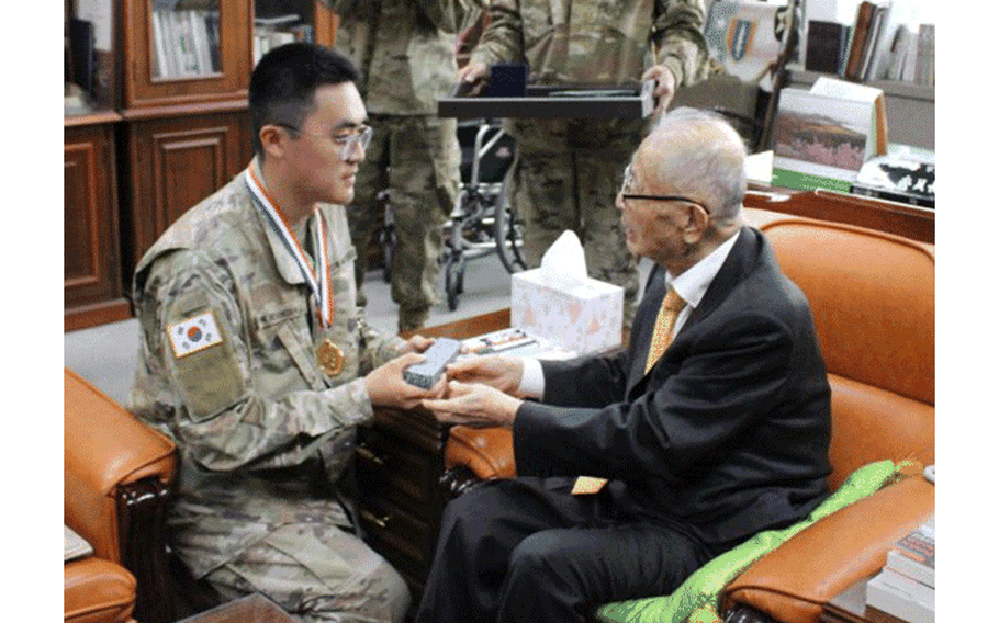 Sgt. Hyuk Je Kwon meets Gen. Sun Yup Paik at his office to be awarded the Gen. Paik Sun-yup Leadership medal on April 23, 2019. (Photo Credit: SPC Jung Yoon Choi, 121st CSH)