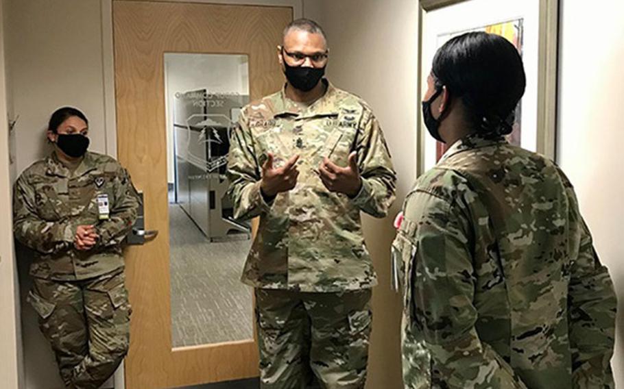 Army Command Sgt. Maj. Michael Gragg (center), senior enlisted leader at the Defense Health Agency, mentors airmen at Joint Base Langley-Eustis in Hampton, Virginia Sept. 23, 2020. (Photo by Army Staff Sgt. Christian V. Olivarez, DHA.)