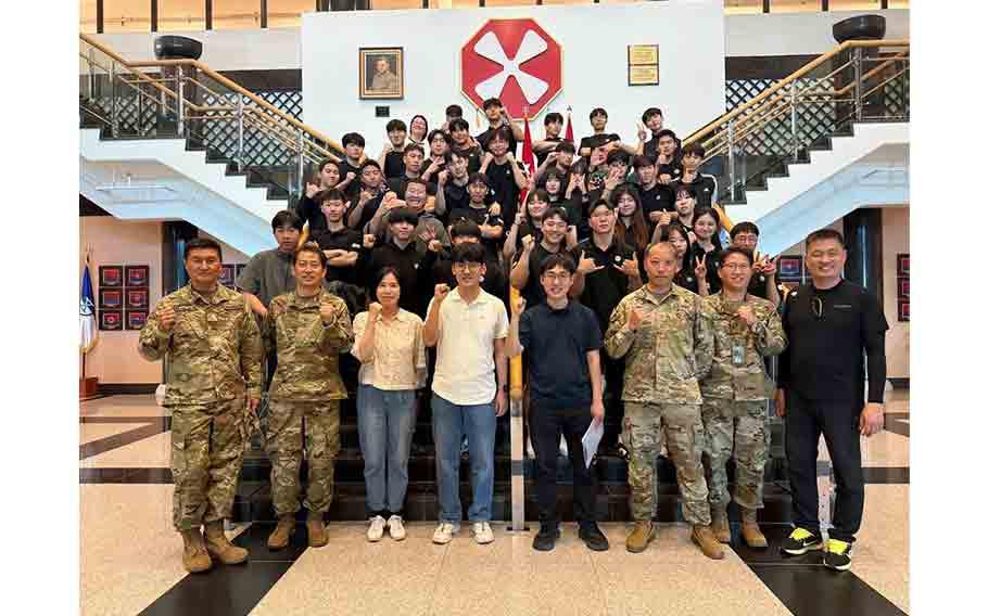 Youngbuk High School students and the Eighth Army soldiers pose for a group photo.