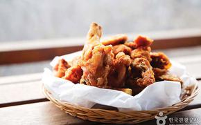 Korean-style fried chicken, photos courtesy of Korea Tourism Organization