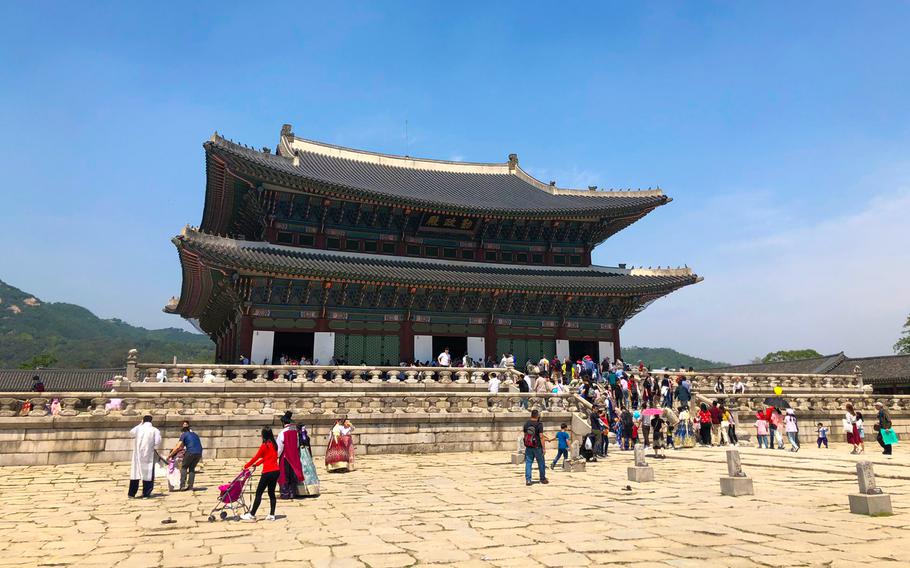 The exterior of Geunjeongjeon Hall.