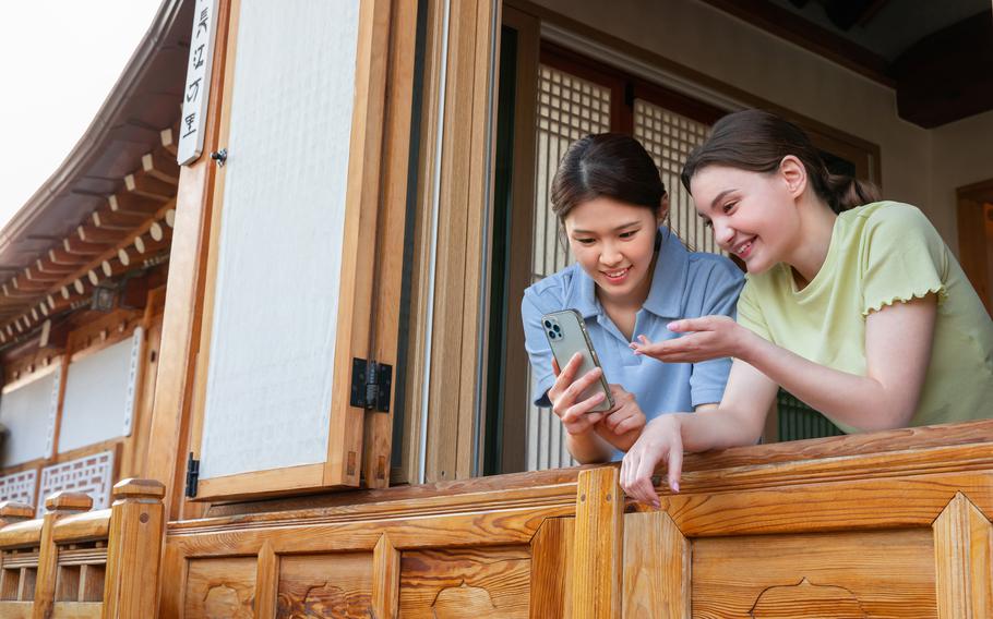 Experience Hanok, Korean traditional house_Korean and Caucasian girls watching smartphone