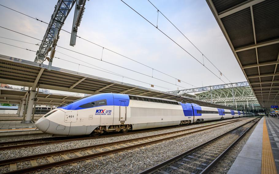 Jun 20, 2017 High speed bullet trains (KTX) and Korail trains stop at the Seoul station in South Korea