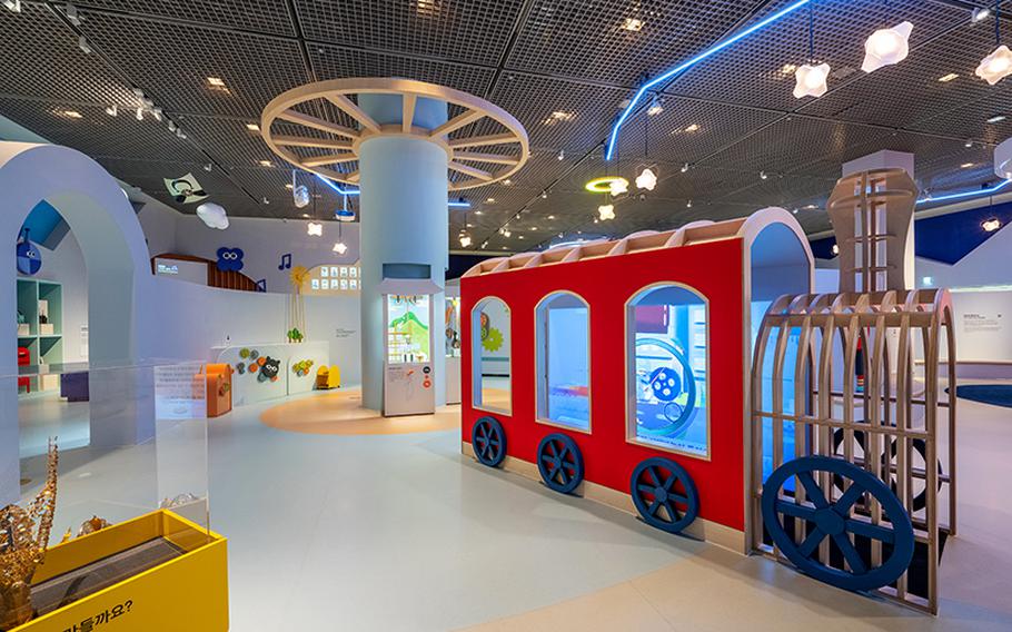 there is a steam-locomotion-shaped exhibition.