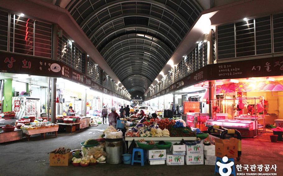 Jeonju New Jungang Market with a roof above the market site.