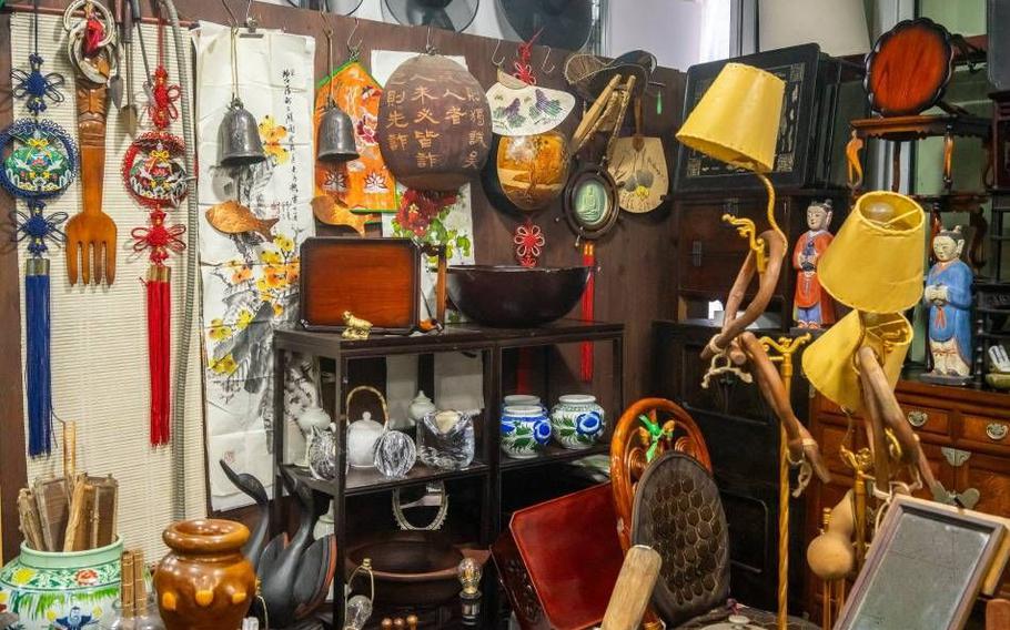 The interior of Seoul Folk Flea Market.