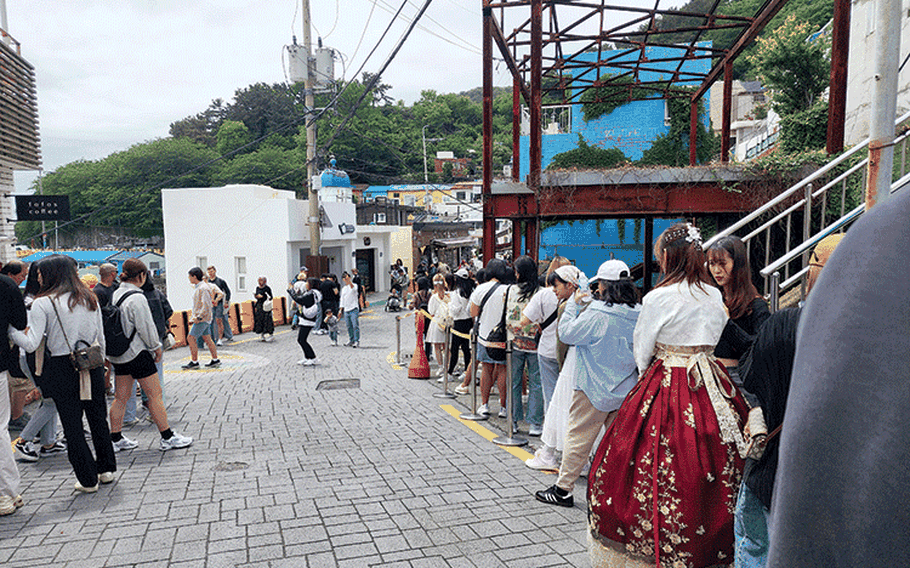  Little Prince photo zone-people are waiting in a long line.