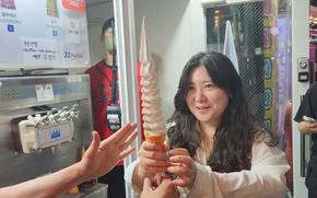Hyemin just received 32cm of Ice Cream from a staff member.