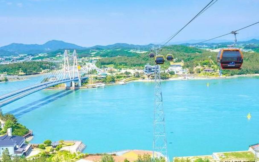 the skywalk can be seen from the cable car. some cable cars can also be seen.