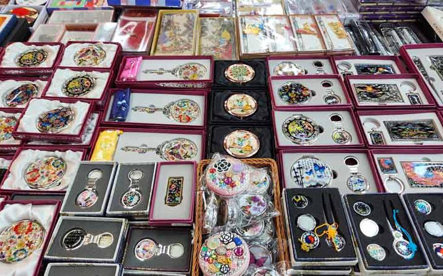 Traditional-style souvenirs market