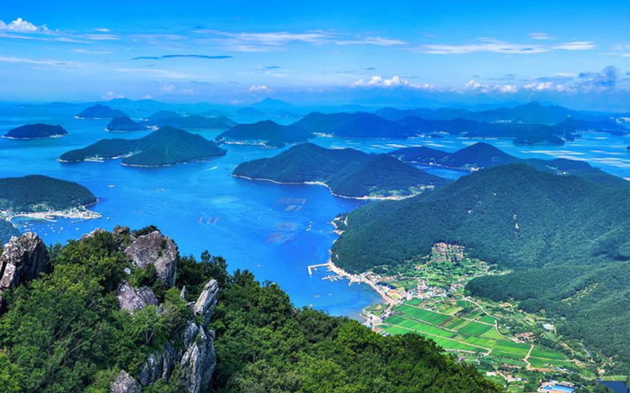 View from the cable car. The breathtaking scenery of Geoje Island’s coastline and beyond can be seen.