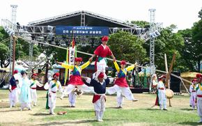 people doing traditional performance.