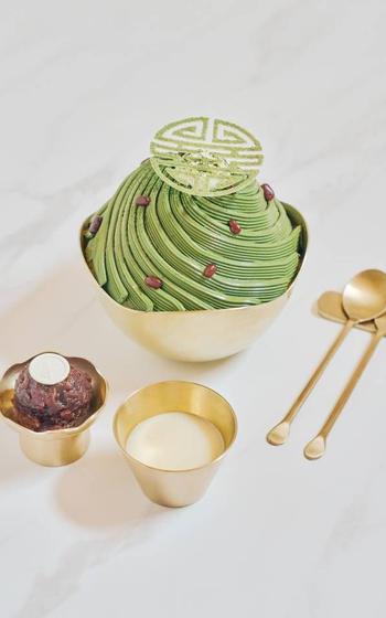 Maru bingsu, fork, and spoon are on the table.