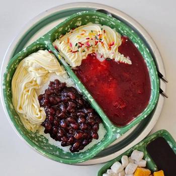  Jjamjjamyeon bingsu on a tray.
