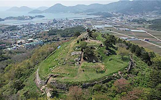 Birds-eye view of Geoje Sujeongsanseong Fortress.