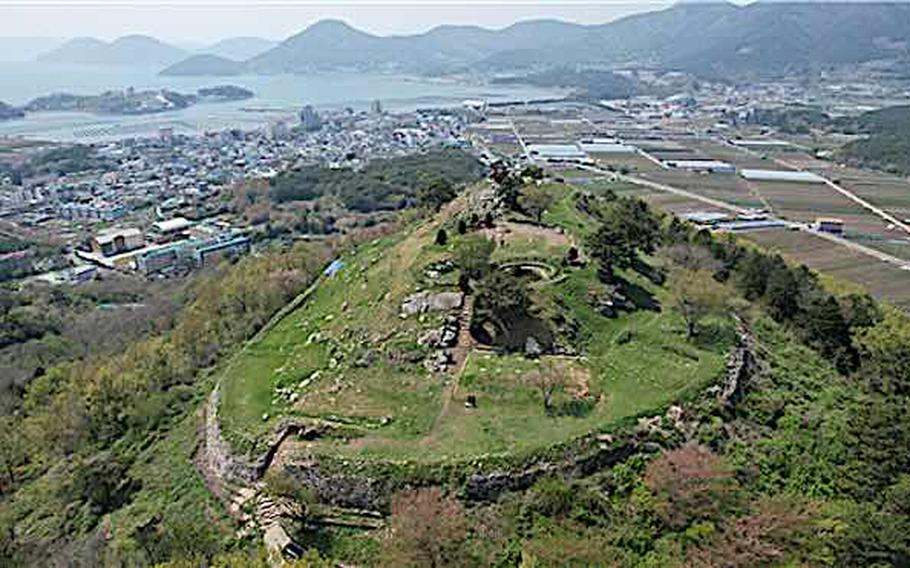 Birds-eye view of Geoje Sujeongsanseong Fortress.
