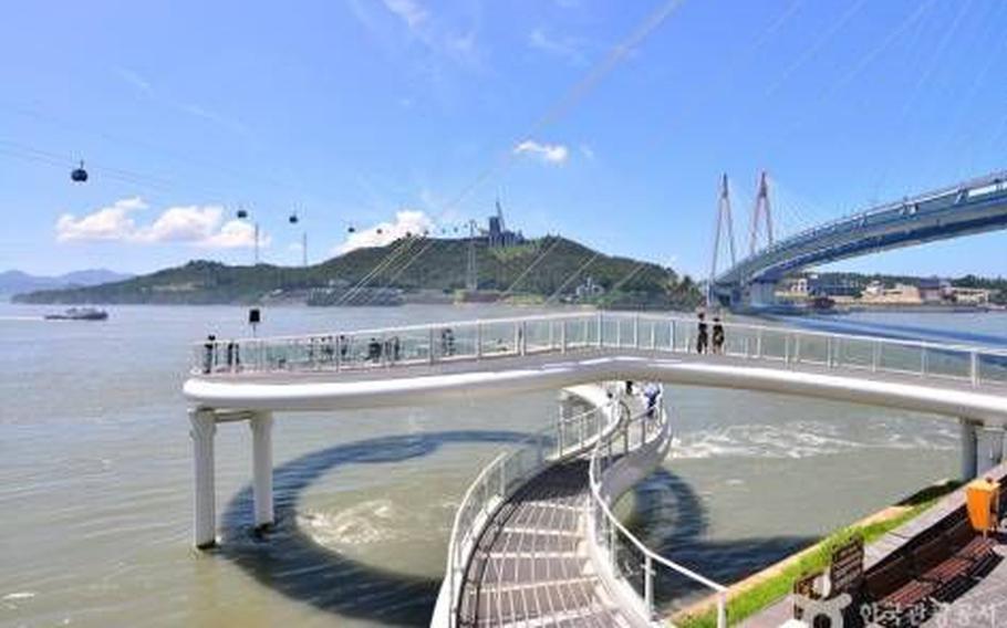 some people are walking on the Skywalk.