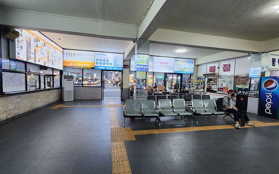 inside Pyeongtaek Intercity Bus Terminal. there are some chairs and there is a vending machine.