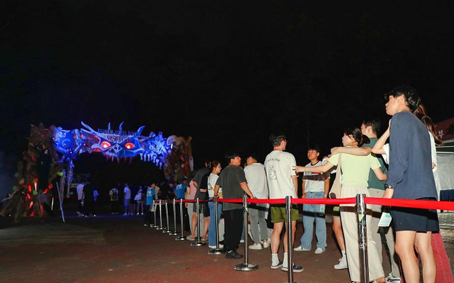 Visitors are making line.