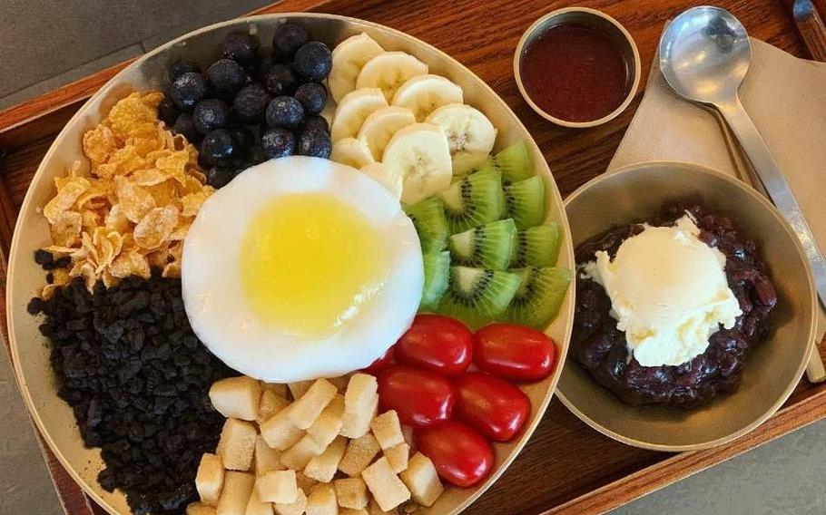 Bibim bingsu on a tray with a spoon.