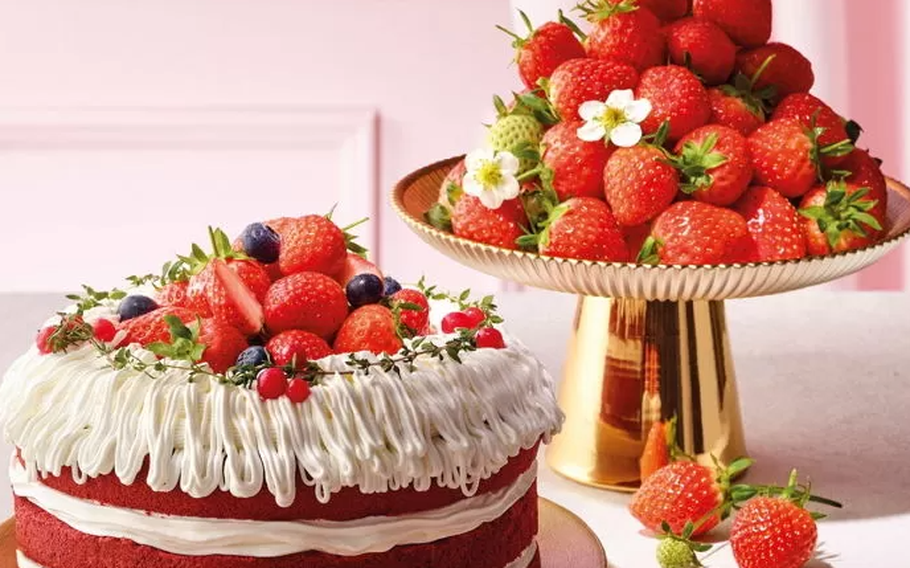 strawberry cake and fresh strawberries are on the table.