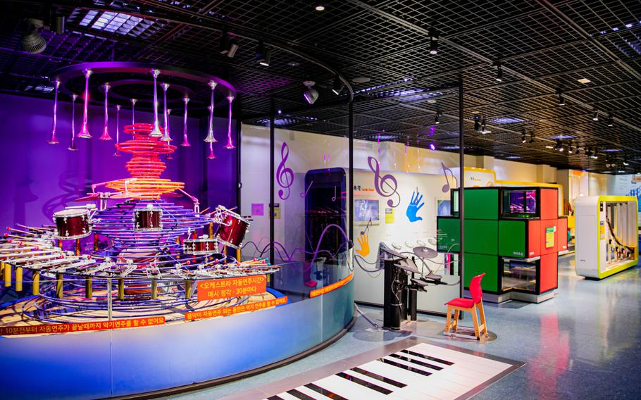 an exhibition in which drums are used can be seen.