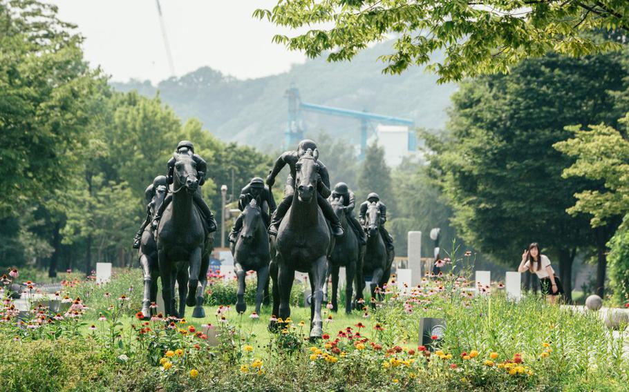 Some jockey and house statues are in the garden.