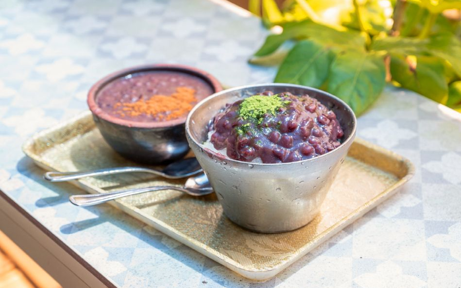 Two patbingsu on a tray.