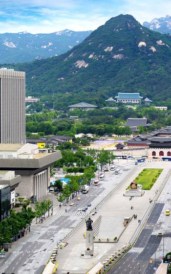 Birds-eye view of Gwanghwamun Gate Square & Cheongwadae Blue House.