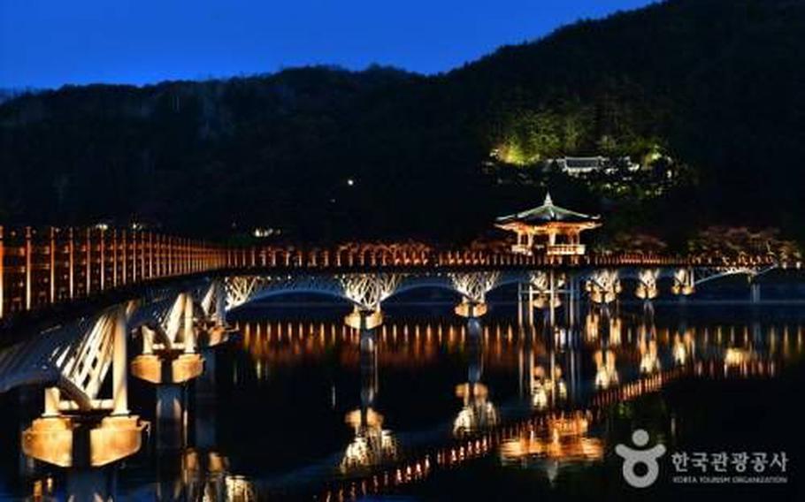 Woryeonggyo Bridge lights up at night.
