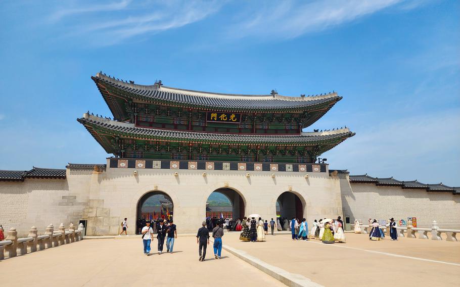 Some visitors can be seen in front of Gwanghwamun Gate.