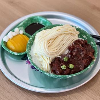 Jjajangmyeon bingsu on a tray.