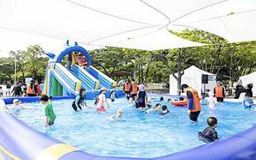 People are enjoying themselives in a pool.