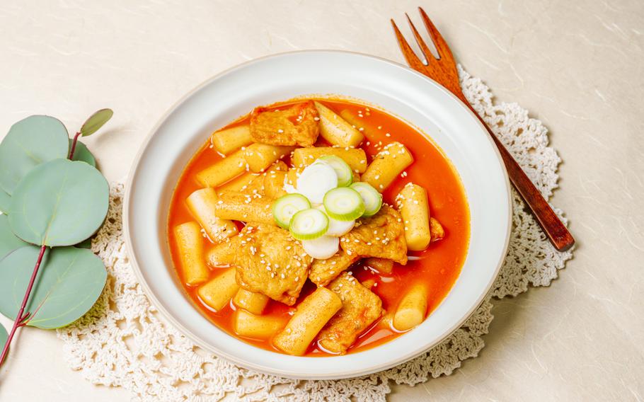 Tteokbokki in a dish. A fork is near the dish.