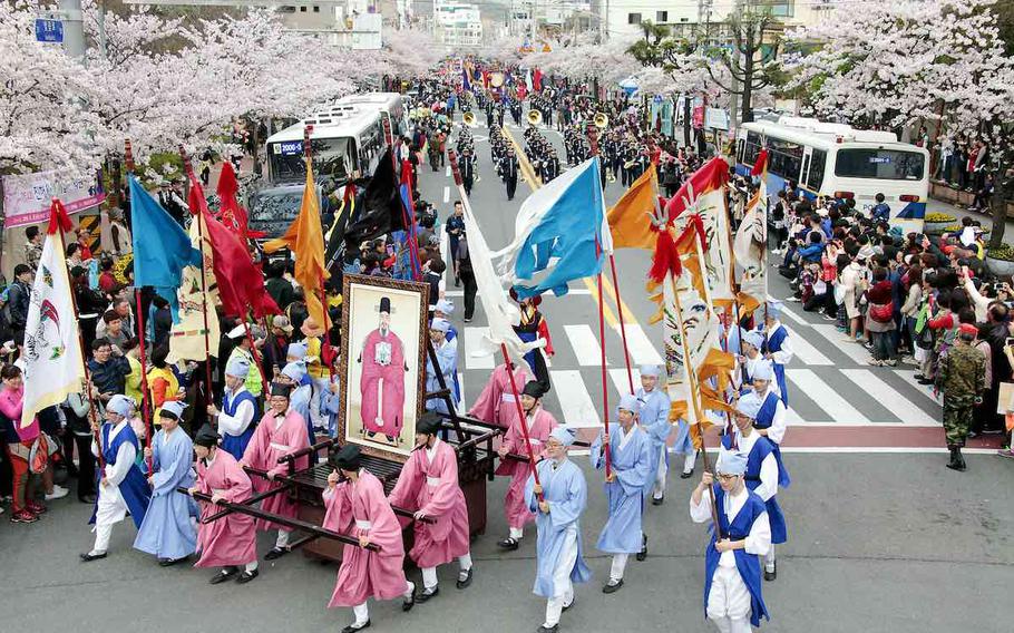 participants with traditional clothing parading in the festival.