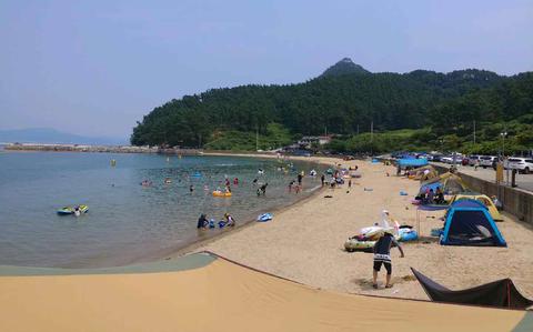 Photo Of VIsitors are enjyoing themselves at Saryangdo Daehang Beach.