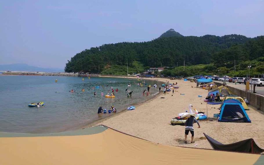 VIsitors are enjyoing themselves at Saryangdo Daehang Beach.
