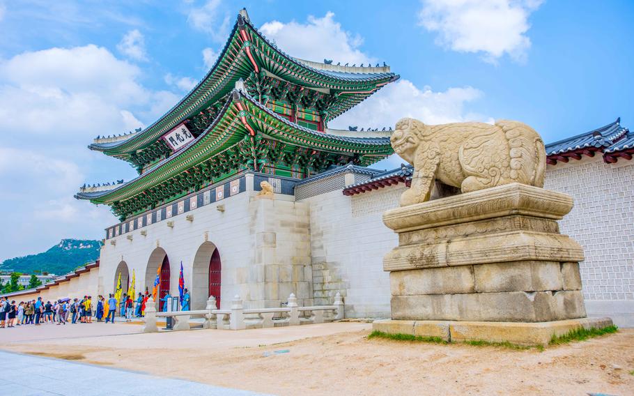 Many tourists can be seen in front of Gwanghwamun Gate.