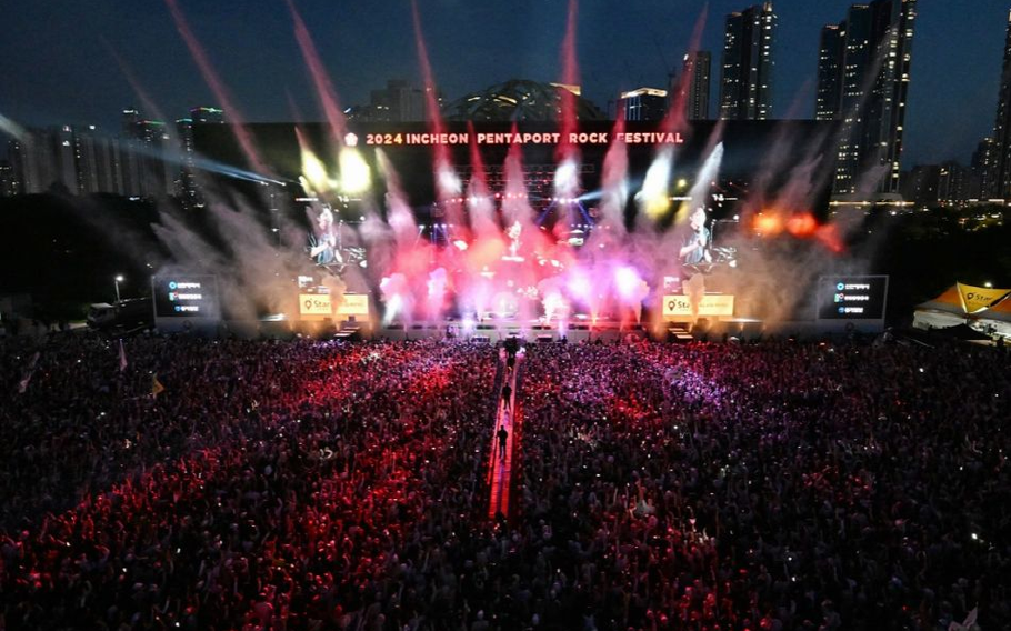 Birds-eye view of a stage.