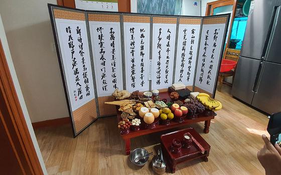 Photo Of offerings of fruits are on the table.