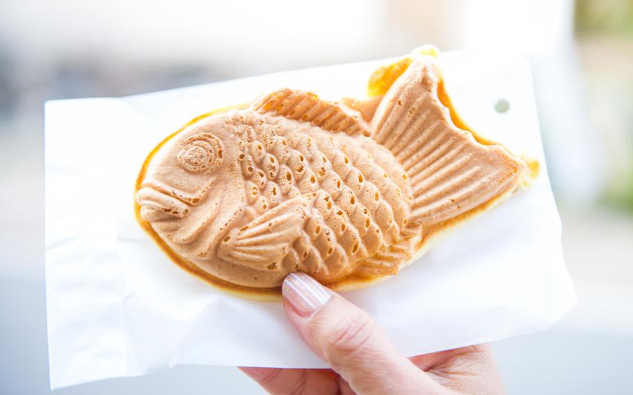 Croissant taiyaki on one’s hand.