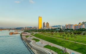 A park and building s vcan be see beside the riever.