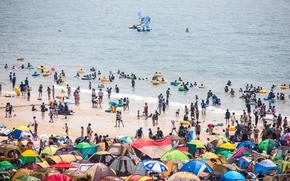 Many visitors are enjoying the beach.