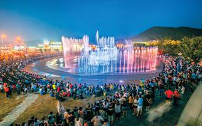 people enjyoing the fountain.