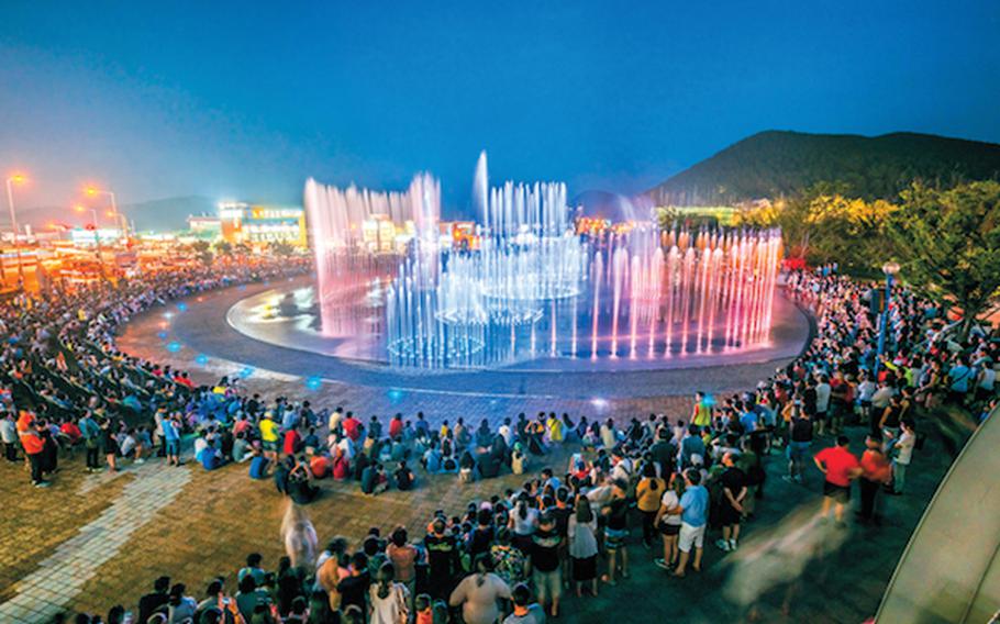people enjyoing the fountain.