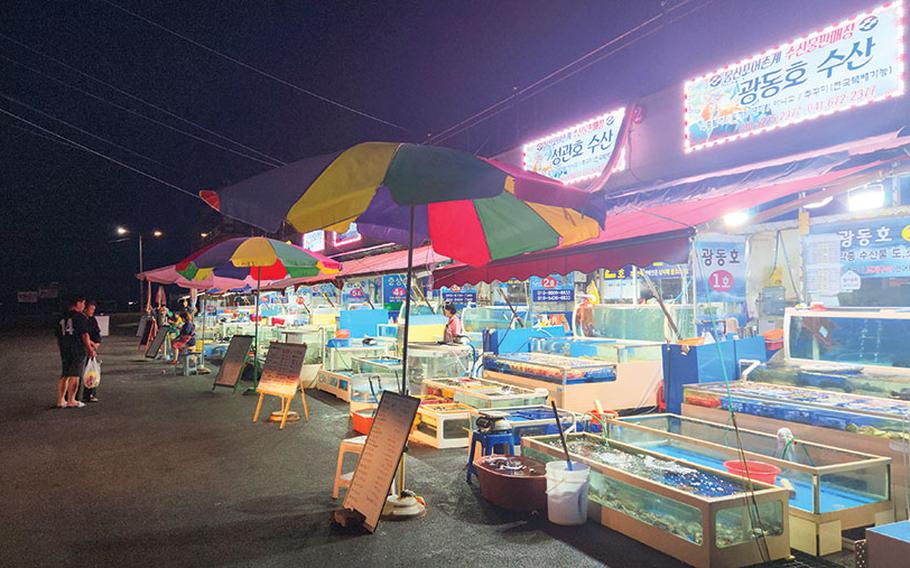 There are some small booths for selling varieties of fish and shellfish in the market.