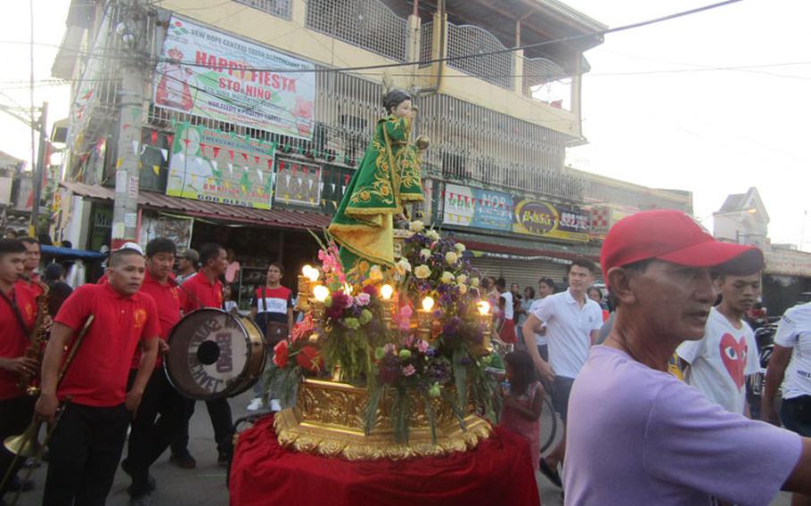 Fiesta finale parade begins (Photos by Robert Zuckerman)