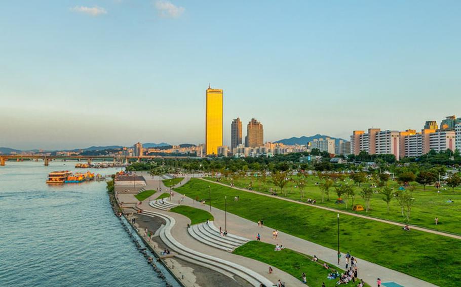 The Hangang River, a recreational spot for Seoulites. Photos courtesy of Korea Tourism Organization