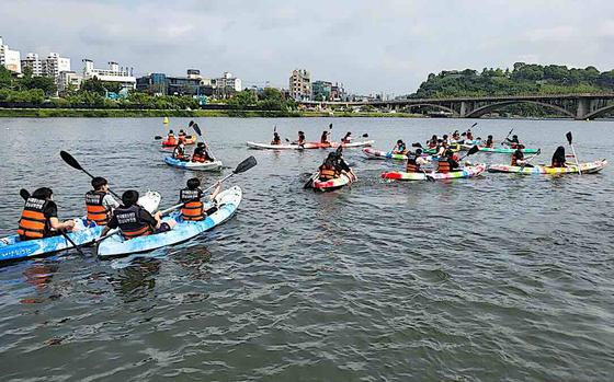 people kayaking